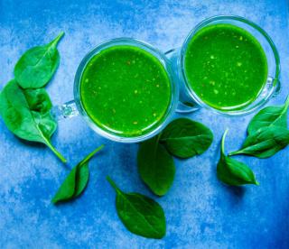 Health benefits of spinach are maximized in a raw spinach smoothie.