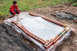 Sowing and preparing a covered sowing bed.