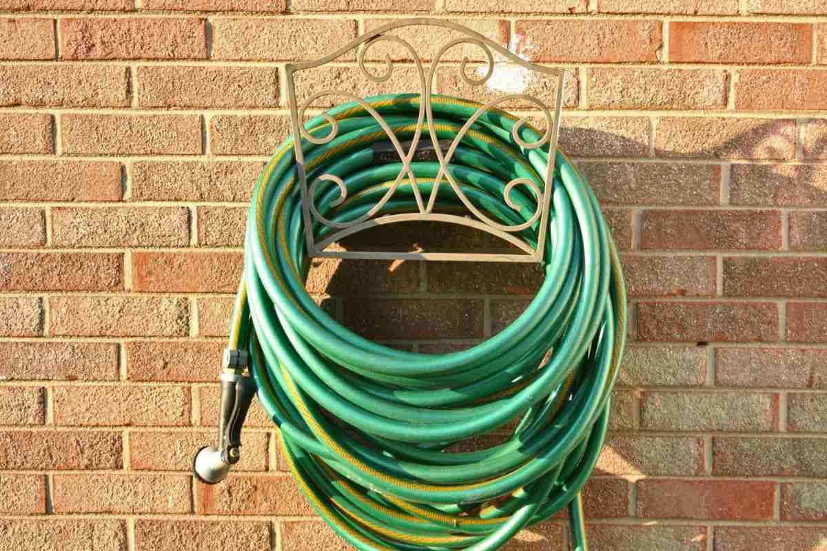 Watering during the holidays: here, a hose on the wall