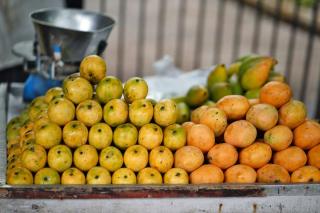Piles of two different types of mango