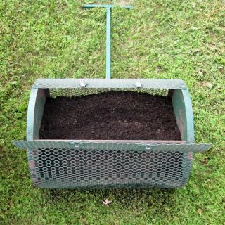 Manual roller for topdressing a lawn