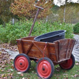 Social distance is respected by having separate sets of tools, like this bucket and trailer.