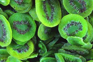 Candied and dried slices of kiwifruit