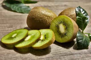 Slices and half-open kiwi with leaves