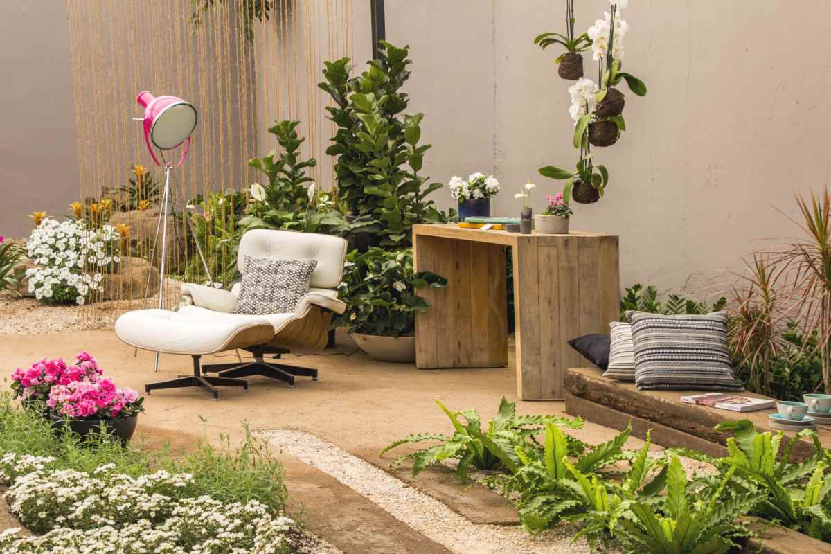 Tips to set up a deck or patio balance furniture with plants