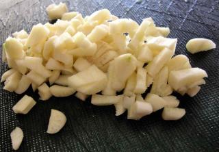 Chopped garlic works wonders against tomato early blight