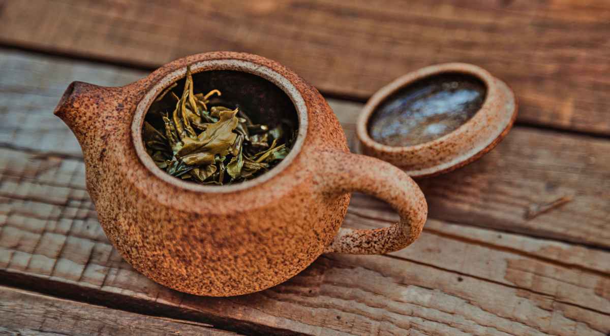 Drinking tea tree leaves in a pot