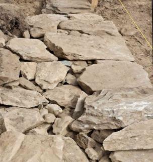 Positioning guide for stones on a dry stone wall building site