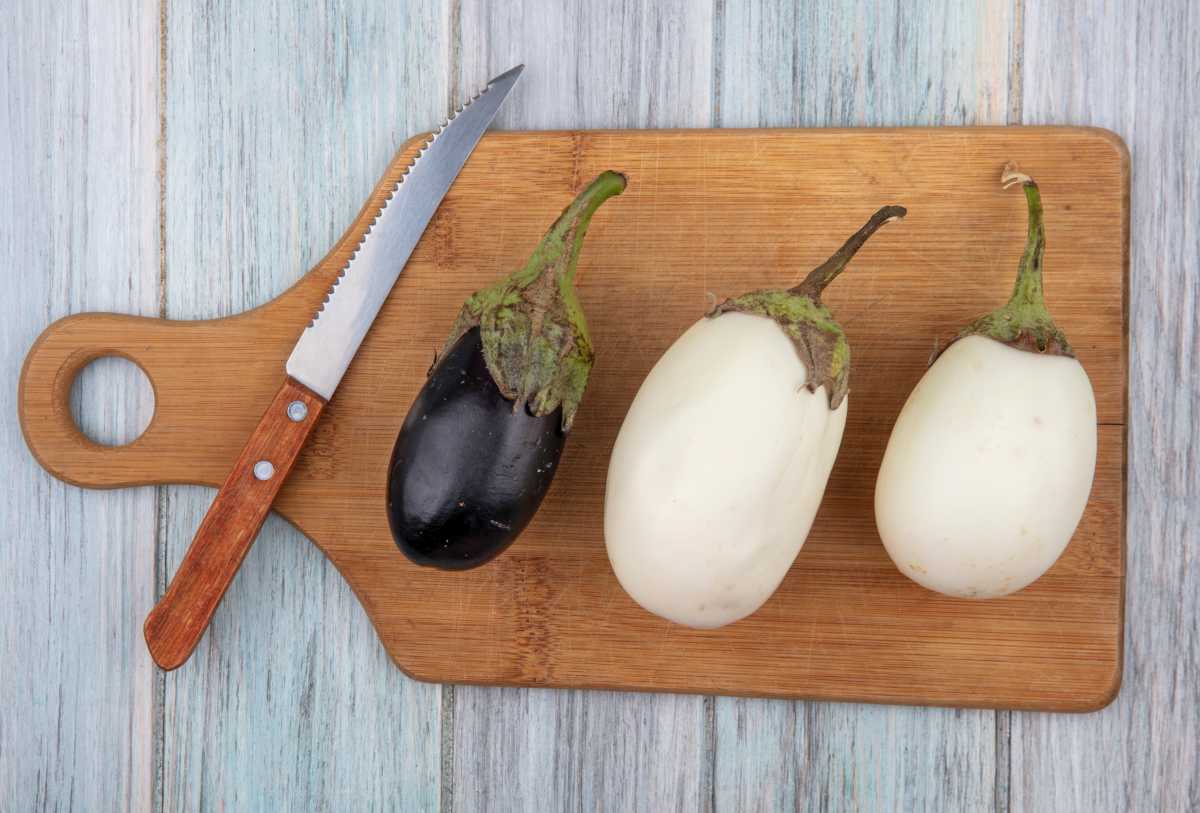 Difference between white and purple eggplants