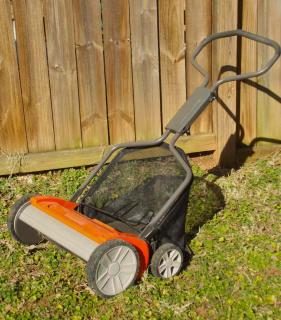 Manual mower with hamper