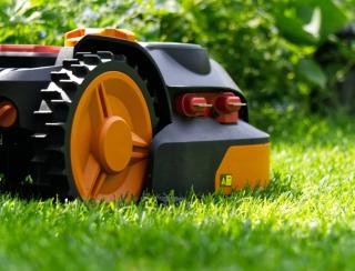 Automatic or manual lawn mowers