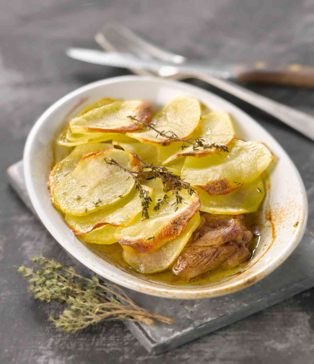 Recipe for lamb fillet with thyme and baked sliced potato
