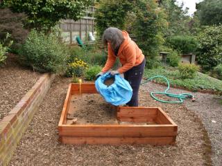 How to spread horse manure