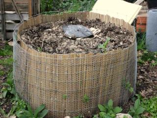 DIY silo for vegetables with leaves and mesh wire