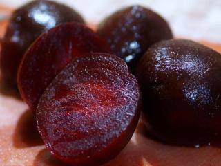 Boiling and steaming red beet