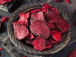 Red beet chips