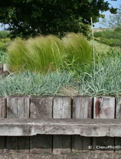 Retaining wall made with wood