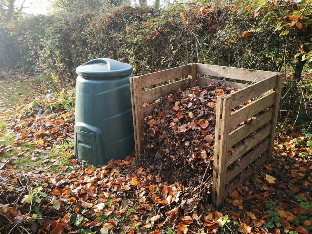 Autumn compost bins vs. leaf mould boxes: which breaks down faster?